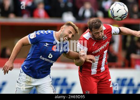 EXETER, GBR.13 NOV. Hallam Hope d'Oldham Athletic avec Pierce Sweeney d'Exeter City pendant le match Sky Bet League 2 entre Exeter City et Oldham Athletic au parc St James' Park, Exeter, le samedi 13 novembre 2021.(Crédit : Eddie Garvey | MI News) Banque D'Images