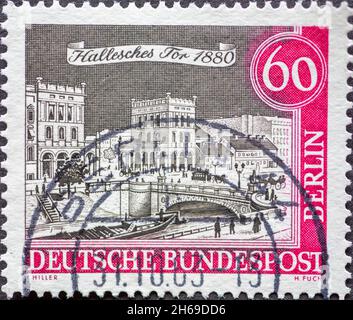ALLEMAGNE, Berlin - VERS 1963: Ce timbre-poste de l'Allemagne, Berlin montrant le Vieux Berlin: Hallesches porte vers 1880 Banque D'Images