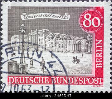 ALLEMAGNE, Berlin - VERS 1963: Ce timbre-poste de l'Allemagne, Berlin montrant le Vieux Berlin: Université 1825 Banque D'Images