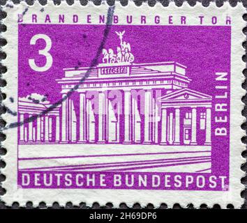 ALLEMAGNE, Berlin - VERS 1963: Timbre-poste de l'Allemagne, Berlin montrant les villes de Berlin.Porte de Brandebourg couleur: Violet Banque D'Images