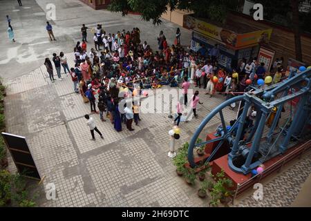 Kolkata, Bengale occidental, Inde.14 novembre 2021.Les enfants participent à des activités culturelles alors que la Journée des enfants est célébrée le 14 novembre en Inde pour commémorer l'anniversaire du premier Premier ministre du pays, Jawaharlal Nehru.Il est organisé par le Birla Industrial & Technology Museum (BITM), Govt of India à leurs locaux, dans le cadre de la pandémie Covid-19.(Credit image: © Biswarup Ganguly/Pacific Press via ZUMA Press Wire) Banque D'Images