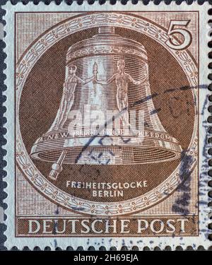 ALLEMAGNE, Berlin - VERS 1951: Timbre-poste de l'Allemagne, Berlin montrant la cloche de la liberté avec le texte: Nouvelle naissance de la liberté.Clapper à gauche.Couleur : Banque D'Images