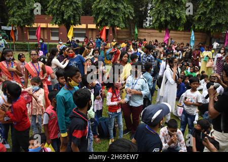 Kolkata, Bengale occidental, Inde.14 novembre 2021.Les participants à la célébration de la Journée des enfants, le 14 novembre en Inde, commémorent l'anniversaire du premier Premier ministre du pays, Jawaharlal Nehru.Il est organisé par le Birla Industrial & Technology Museum (BITM), Govt of India, à leur emplacement, dans le cadre de la pandémie Covid-19.(Credit image: © Biswarup Ganguly/Pacific Press via ZUMA Press Wire) Banque D'Images