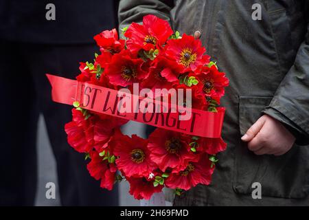 Windsor, Berkshire, Royaume-Uni.14 novembre 2021.Ce matin, le Service du dimanche du souvenir a été très présent au Monument commémoratif de guerre de l'église paroissiale de Windsor.Les prières ont été dirigées par le Revd Canon Sally Lodge et les écritures lues par le maire du Royal Borough de Windsor et Maidenhead, le conseiller John Story.Le député de Windsor, Adam Afriyie, était également présent avec les conseillers de la Banque de particuliers de particuliers et de bienfaisance, des représentants de nombreuses organisations locales et des organismes de bienfaisance Credit: Maureen McLean/Alay Live News Banque D'Images