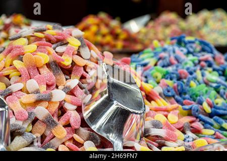 Une abondance de bonbons à vendre sur un marché Banque D'Images