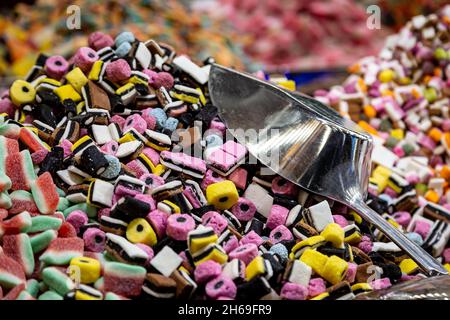 Une abondance de bonbons à vendre sur un marché Banque D'Images