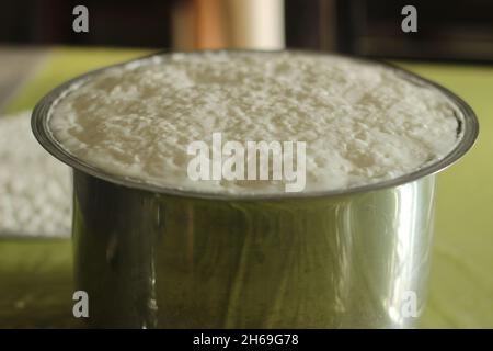 Ressuscité et soufflé de la pâte fermentée à l'apame avec de minuscules trous de fermentation sur le dessus.Conservé dans un bol en acier inoxydable Banque D'Images