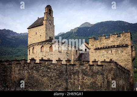 Les Templiers, une église romane dans le village de Luz Saint Sauver dans les Hautes Pyrénées françaises.L'église Saint-André est entourée d'un mur. Banque D'Images