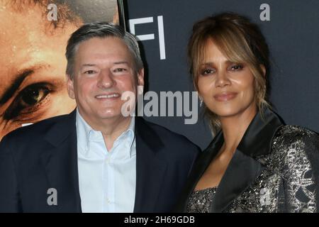 Ted Sarandos, Halle Berry au Fest de l'AFI - première meurtrisée au cinéma chinois de TCL IMAX le 13 novembre 2021 à Los Angeles, CA (photo par Katrina Jordan/Sipa USA) Banque D'Images