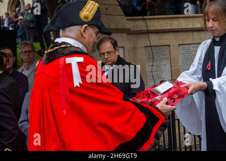 Windsor, Berkshire, Royaume-Uni.14 novembre 2021.Ce matin, le Service du dimanche du souvenir a été très présent au Monument commémoratif de guerre de l'église paroissiale de Windsor.Les prières ont été dirigées par le Revd Canon Sally Lodge et les écritures lues par le maire du Royal Borough de Windsor et Maidenhead, le conseiller John Story.Le député de Windsor, Adam Afriyie, était également présent avec les conseillers de la Banque RBWM, des représentants de nombreuses organisations locales et des organismes de bienfaisance.Crédit : Maureen McLean/Alay Live News Banque D'Images