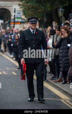 Windsor, Berkshire, Royaume-Uni.14 novembre 2021.Ce matin, le Service du dimanche du souvenir a été très présent au Monument commémoratif de guerre de l'église paroissiale de Windsor.Les prières ont été dirigées par le Revd Canon Sally Lodge et les écritures lues par le maire du Royal Borough de Windsor et Maidenhead, le conseiller John Story.Le député de Windsor, Adam Afriyie, était également présent avec les conseillers de la Banque RBWM, des représentants de nombreuses organisations locales et des organismes de bienfaisance.Crédit : Maureen McLean/Alay Live News Banque D'Images