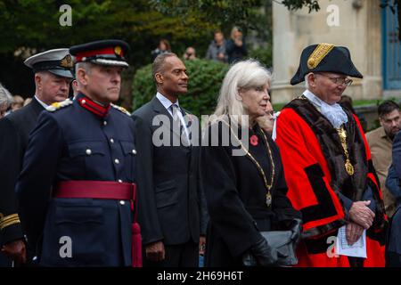 Windsor, Berkshire, Royaume-Uni.14 novembre 2021.Ce matin, le Service du dimanche du souvenir a été très présent au Monument commémoratif de guerre de l'église paroissiale de Windsor.Les prières ont été dirigées par le Revd Canon Sally Lodge et les écritures lues par le maire du Royal Borough de Windsor et Maidenhead, le conseiller John Story.Le député de Windsor, Adam Afriyie, était également présent avec les conseillers de la Banque RBWM, des représentants de nombreuses organisations locales et des organismes de bienfaisance.Crédit : Maureen McLean/Alay Live News Banque D'Images