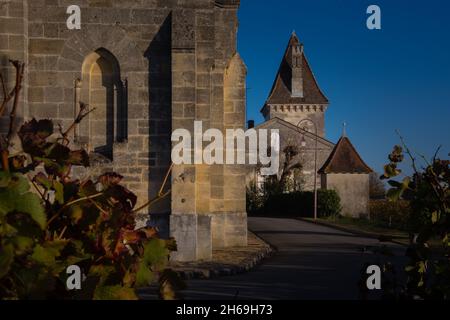 Mur de l'église et Château Saint-Pierre à Pomerol 2 - Gironde, France Banque D'Images