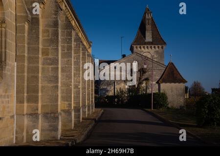 Mur de l'église et Château Saint-Pierre à Pomerol 1 - Gironde, France Banque D'Images