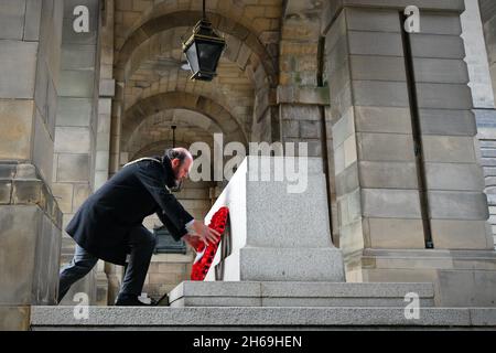 Édimbourg, Écosse, Royaume-Uni.14 novembre 2021.Edinburgh, Écosse, Royaume-Uni novembre 14 2021.Le service du dimanche du souvenir a lieu au War Memorial, à l'extérieur des chambres de la ville d'Édimbourg.Crédit : SST/Alay Live News Banque D'Images