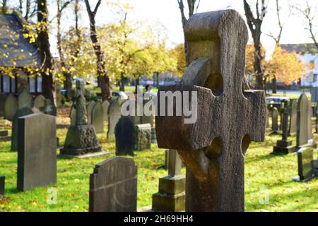 croix de pierre dans une cour de tombe Banque D'Images