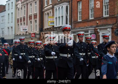 Windsor, Berkshire, Royaume-Uni.14 novembre 2021.Ce matin, le Service du dimanche du souvenir a été très présent au Monument commémoratif de guerre de l'église paroissiale de Windsor.Les prières ont été dirigées par le Revd Canon Sally Lodge et les écritures lues par le maire du Royal Borough de Windsor et Maidenhead, le conseiller John Story.Le député de Windsor, Adam Afriyie, était également présent avec les conseillers de la Banque RBWM, des représentants de nombreuses organisations locales et des organismes de bienfaisance.Crédit : Maureen McLean/Alay Live News Banque D'Images