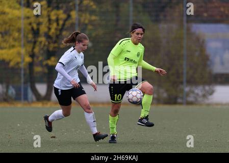 Munich, Allemagne, 14 novembre 2021: Julia Brueckner (10 SV Weinberg) et Lisa Floetzner (13 FFC Wacker München) pendant le match de Regionalliga Sued entre FFC Wacker Muenchen et SV 67 Weinberg à Bezirkssportanlage Untersendling, Munich.Sven Beyrich/SPP Banque D'Images