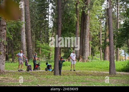 Les personnes jouant au disc-golf au parcours de golf Timber Beast Disc à Troy, dans le nord-ouest du Montana.(Photo de Randy Beacham) Banque D'Images