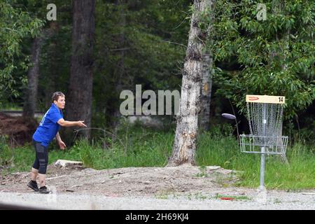 Jouer au disc-golf au parcours de golf Timber Beast Disc à Troy, dans le nord-ouest du Montana.(Photo de Randy Beacham) Banque D'Images