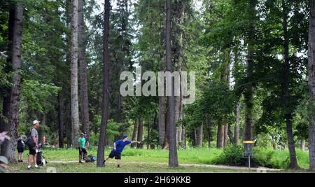 Les personnes jouant au disc-golf au Timber Beast Disc Golf course à Troy, dans le nord-ouest du Montana.(Photo de Randy Beacham) Banque D'Images