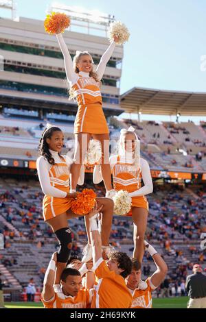 13 novembre 2021 : les bénévoles du Tennessee ont des meneurs pendant le match de football de la NCAA entre l'Université des bénévoles du Tennessee et les Bulldogs de l'Université de Géorgie au stade Neyland à Knoxville TN Tim Gangloff/CSM Banque D'Images