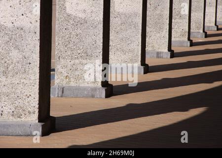 Partie d'une rangée de colonnes en béton dans le Sun. Koninklijke en Venetiaanse gaanderijen België. Banque D'Images