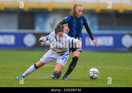 Sesto San Giovanni, Italie.14 novembre 2021.Milan, Italie, 14.11.21 Henrietta Csiszar (#27 Inter) et Alessia Rognoni (#23 Hellas Verona) pendant le match de la série A entre le FC Internazionale et Hellas Verona au stade Breda de Sesto San Giovanni Milan, Italie Cristiano Mazzi/SPP crédit: SPP Sport Press photo./Alamy Live News Banque D'Images