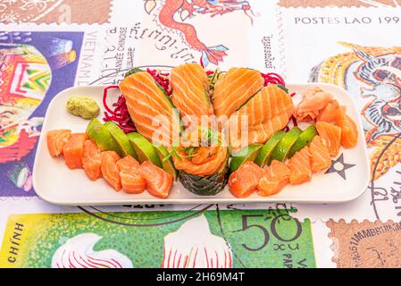 Le sashimi est un plat japonais qui se compose principalement de fruits de mer crus ou de poisson, finement coupés, mais pas autant qu'un carpaccio.Servi avec une sauce et Banque D'Images