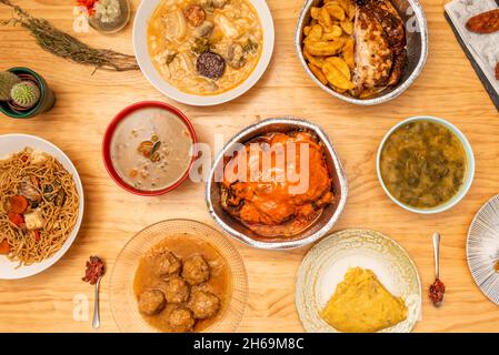 Ensemble de plats préparés dans une cuisine à emporter avec poulet rôti, ragoûts typiques de légumineuses espagnoles, pain de viande de bœuf, omelette de pomme de terre et nouilles d'arroz Banque D'Images