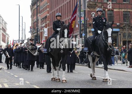 La police montée dans le West Yorkshire dirige le cortège lors des Hommages du dimanche du souvenir au War Memorial à Victoria Gardens Leeds, West Yorkshire, Royaume-Uni, le 14 novembre 2021. Banque D'Images