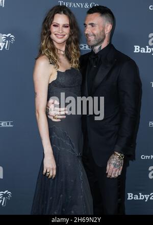 WEST HOLLYWOOD, LOS ANGELES, CALIFORNIE, États-Unis - NOVEMBRE 13 : le modèle Behati Prinsloo et le mari/chanteur Adam Levine arrivent au 10 Gala 2021 de Baby2Baby, qui a eu lieu au Pacific Design Center le 13 novembre 2021 à West Hollywood, Los Angeles, Californie, États-Unis.(Photo de Xavier Collin/image Press Agency/Sipa USA) Banque D'Images