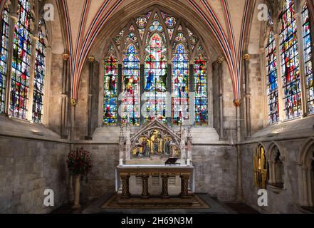 Vitraux de Clayton et Bell of London dans la chapelle Lady, cathédrale Chichester.Merci au doyen et au chapitre de la cathédrale de Chichester Banque D'Images