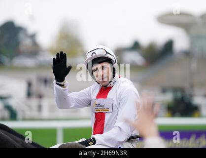 Harry Skelton Riding Nube Negra célèbre la victoire de Shloer Chase (enregistré comme Cheltenham Chase) pendant le troisième jour de la réunion de novembre à Cheltenham Racecourse.Date de la photo: Dimanche 14 novembre 2021. Banque D'Images