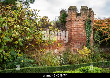 Mur historique de la ville avec tourelles aux jardins du Palais des évêques, Chichester, West Sussex, Angleterre, Royaume-Uni. Banque D'Images