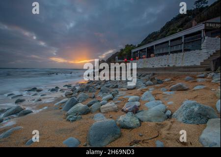 côte de l'île de wight, crique de steephill, ventnor, rive de l'île de wight, île de ventnor, coucher de soleil sur la plage de l'île de wight à crique de steephill. Banque D'Images