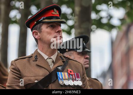 Un officier de l'armée pendant les hommages du dimanche du souvenir au War Memorial à Victoria Gardens Leeds, West Yorkshire, Royaume-Uni, le 14 novembre 2021. Banque D'Images