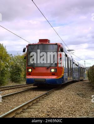 Un tramway en direction du centre commercial Crystal Peaks, Sheffield, South Yorkshire Banque D'Images