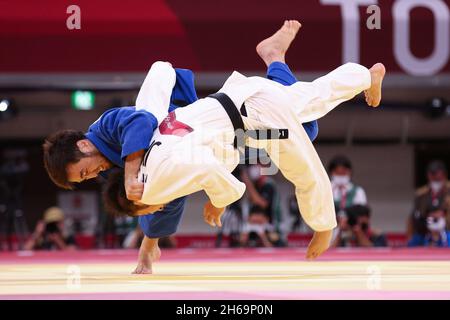 24 JUILLET 2021 - TOKYO, JAPON: TAKATO Naohisa du Japon (blanc) bat Yeldos SMETOV du Kazakhstan (bleu) dans le Judo Men -60 kg semifinal à Tokyo Banque D'Images