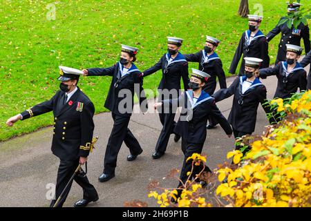 Bournemouth, Dorset, Royaume-Uni. 14th novembre 2021. Parade du dimanche du souvenir et service de pose de couronne - des représentants des services armés, des groupes de forces et des cadets défilent dans les jardins de Bournemouth, suivis d'un service et d'une pose de couronne au War Memorial dans Central Gardens. Les foules se rassemblent pour rendre hommage et se souvenir des morts lors d'une journée douce. Cette année coïncide avec le centenaire de la Légion royale britannique. Cadets de la mer T.S. Phoebe S.C.C. portant des masques faciaux et des coquelicots marchant dans les jardins. Crédit : Carolyn Jenkins/Alay Live News Banque D'Images