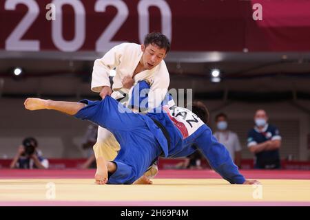 24 JUILLET 2021 - TOKYO, JAPON: TAKATO Naohisa du Japon (blanc) bat Yeldos SMETOV du Kazakhstan (bleu) dans le Judo Men -60 kg semifinal à Tokyo Banque D'Images