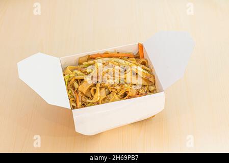 Tampon thaï, nouilles de riz, sauce de poisson, pâte de tamarin, poivron rouge,pousses de haricots, crevettes, poulet aux arachides et à la coriandre hachées, coin de citron, banane Banque D'Images