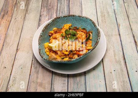 Tampon thaï, nouilles de riz, sauce de poisson, pâte de tamarin, poivron rouge,pousses de haricots, crevettes, poulet aux arachides et à la coriandre hachées, coin de citron, banane Banque D'Images