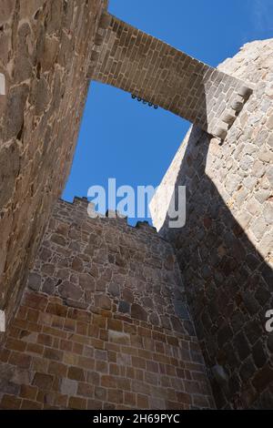 Vue à angle bas de la Puerta de San Vicente sur les murs d'Ávila.Ces fortifications ont été achevées entre le XIe et le XIVe siècle. Banque D'Images