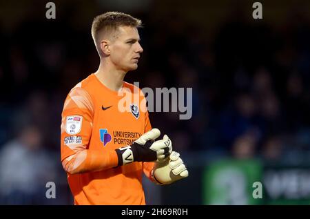 Alex Bass, gardien de but de Portsmouth, lors du match de la Sky Bet League One à Adams Park, High Wycombe.Date de la photo: Samedi 13 novembre 2021. Banque D'Images