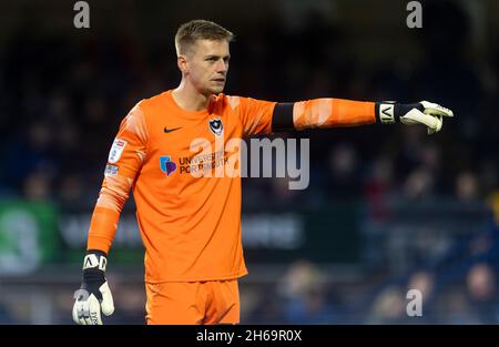 Alex Bass, gardien de but de Portsmouth, lors du match de la Sky Bet League One à Adams Park, High Wycombe.Date de la photo: Samedi 13 novembre 2021. Banque D'Images