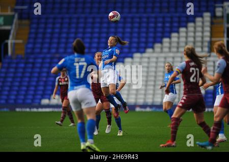 Christie Murray (Birmingham City 10) remporte un titre lors du match de la Super League Womens entre Birmingham City et Aston Villa au stade St Andrews de Birmingham, Angleterre Karl W Newton/Sports Press photo Banque D'Images