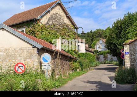 GIVERNY, FRANCE - 31 AOÛT 2019 : c'est l'une des rues pittoresques d'un petit village favorisé par les peintres impressionnistes. Banque D'Images