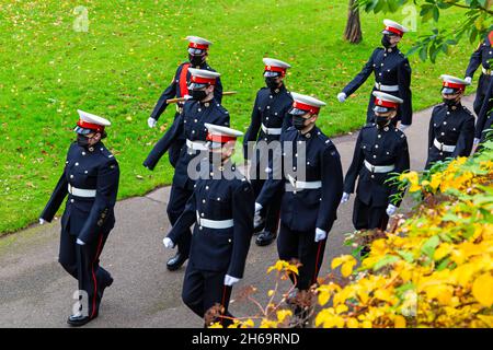 Bournemouth, Dorset, Royaume-Uni. 14th novembre 2021. Parade du dimanche du souvenir et service de pose de couronne - des représentants des services armés, des groupes de forces et des cadets défilent dans les jardins de Bournemouth, suivis d'un service et d'une pose de couronne au War Memorial dans Central Gardens. Les foules se rassemblent pour rendre hommage et se souvenir des morts lors d'une journée douce. Cette année coïncide avec le centenaire de la Légion royale britannique. Cadets de la Marine royale Cadets de la Mer portant des masques de visage marchant dans les jardins. Crédit : Carolyn Jenkins/Alay Live News Banque D'Images