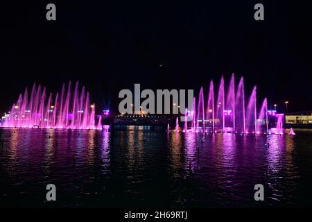 Couleur rose sur l'eau de la fontaine de danse dans Riyad Boulevard Banque D'Images